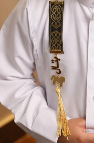 بروش كتف مع الاسم
