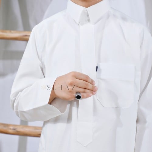 خاتم أطفال فضي مزين بحجر أسود أنيق