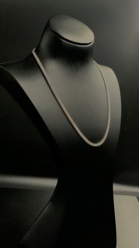 عقد تنس ابيض