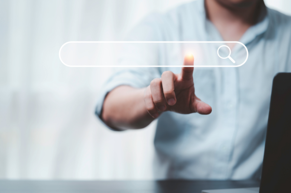 ما هي الخطوة الأولى في عملية تحسين محركات البحث؟