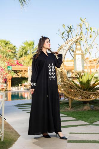 عباية ورود أمام سركوزي