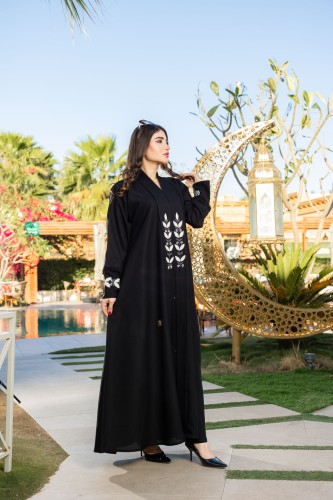 عباية ورود أمام سركوزي