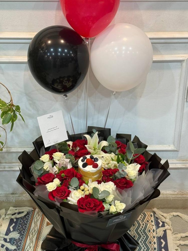 بوكيه ورد طبيعي مع كيكة جاناش فاخرة – هدية تلامس القلب  💐🍰