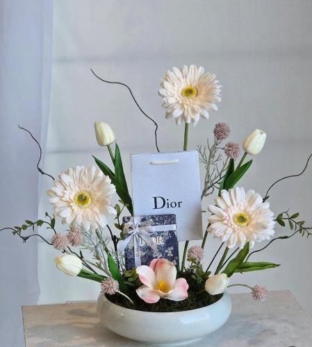 تنسيق ورد فاخر مع براند Dior