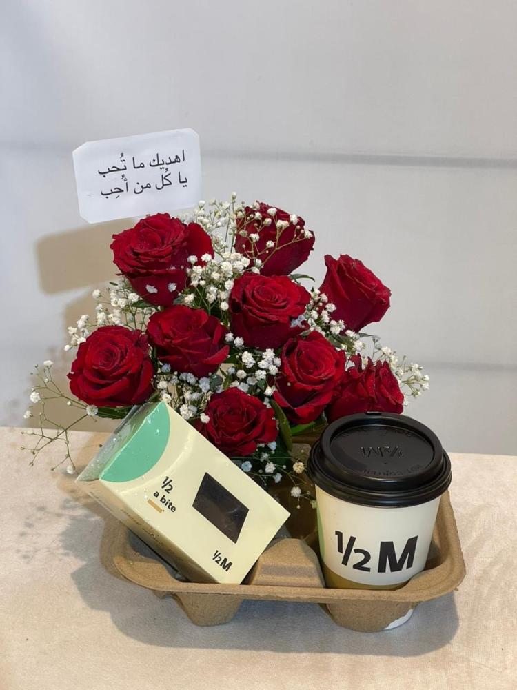 قهوتك المفضلة، ووردك المفضل: تجربة هدية استثنائية!