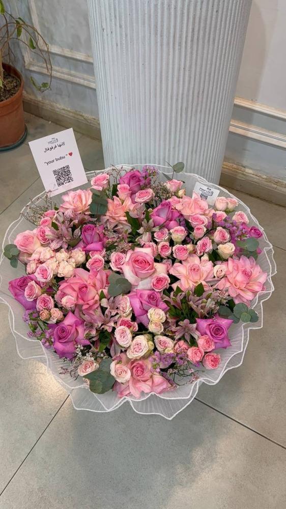 تنسيق ورد فاخر بلون الحب والرُقي من هدايا الموسم