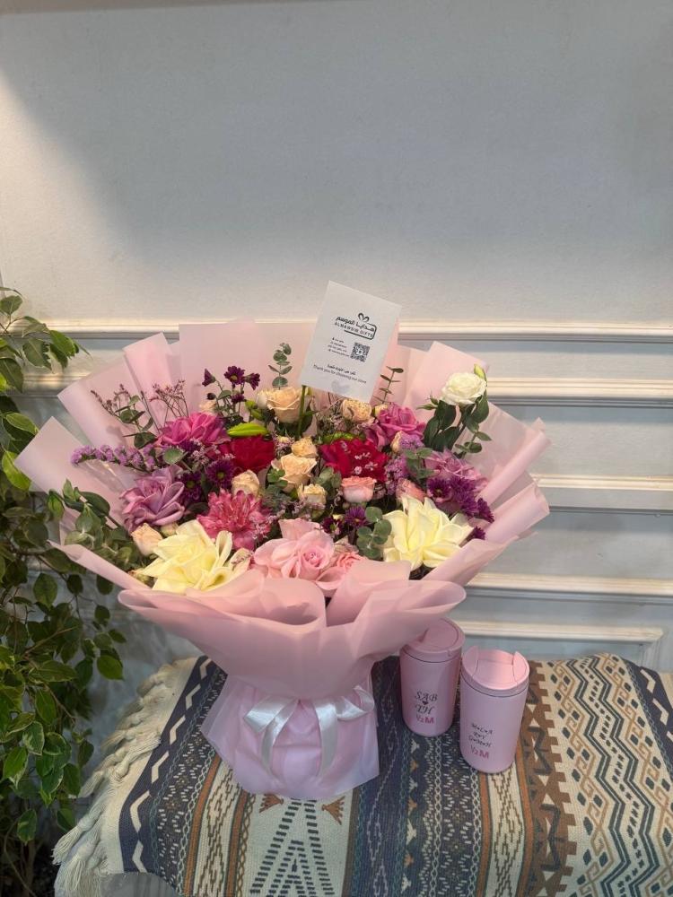 باقة ورد فاخرة بتغليف وردي ناعم مع مقات هاف مليون – من هدايا الموسم