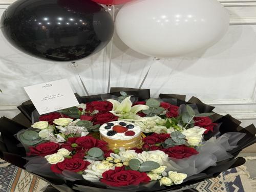باقه ورد مع كيكه
