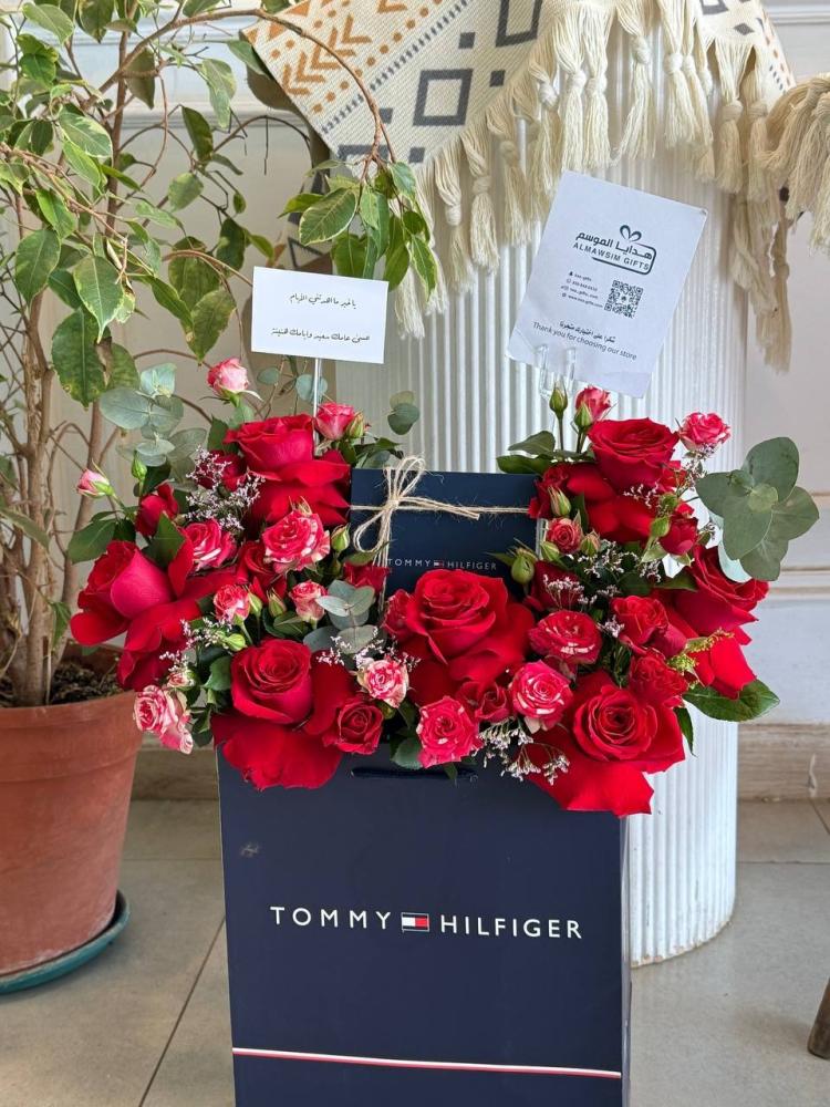 باقة ورد فاخرة داخل حقيبة Tommy Hilfiger – تنسيق ملكي لذوقٍ استثنائي