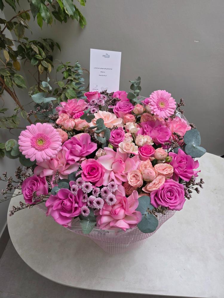 باقة ورد فاخرة بتدرجات وردي