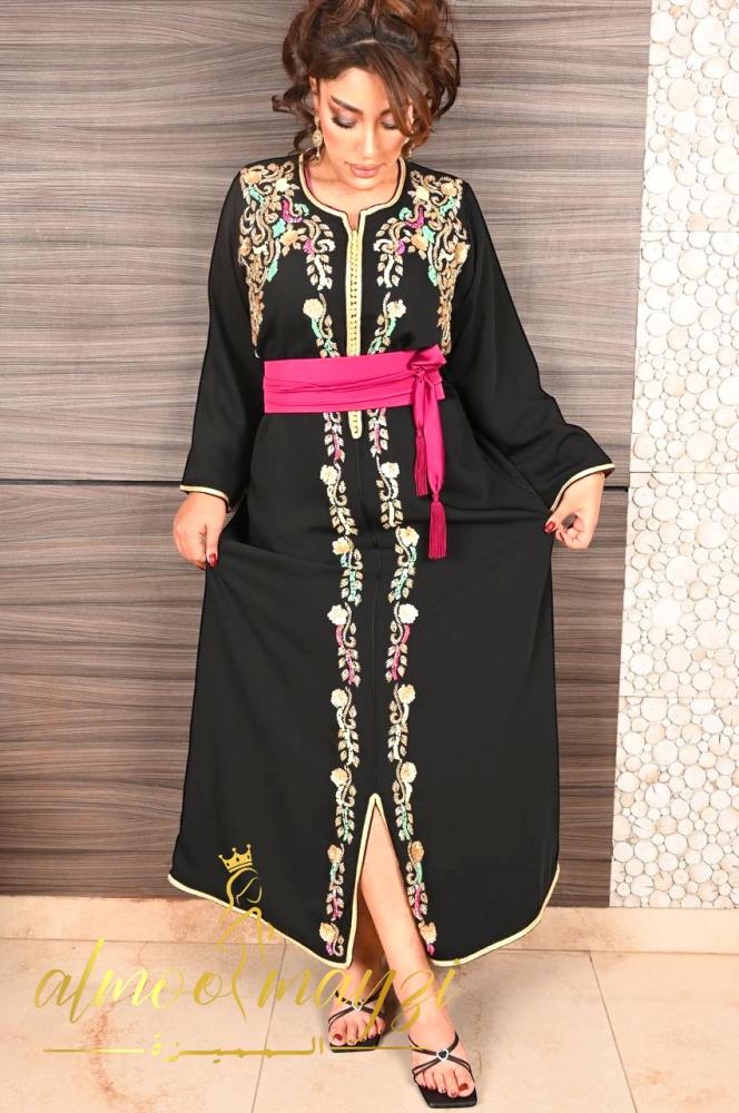 قفطان الأميرة باللون الأسود والبنفسجي