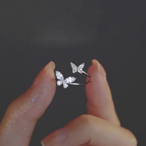 خاتم الفراشة (يتضوق ويتوسع)