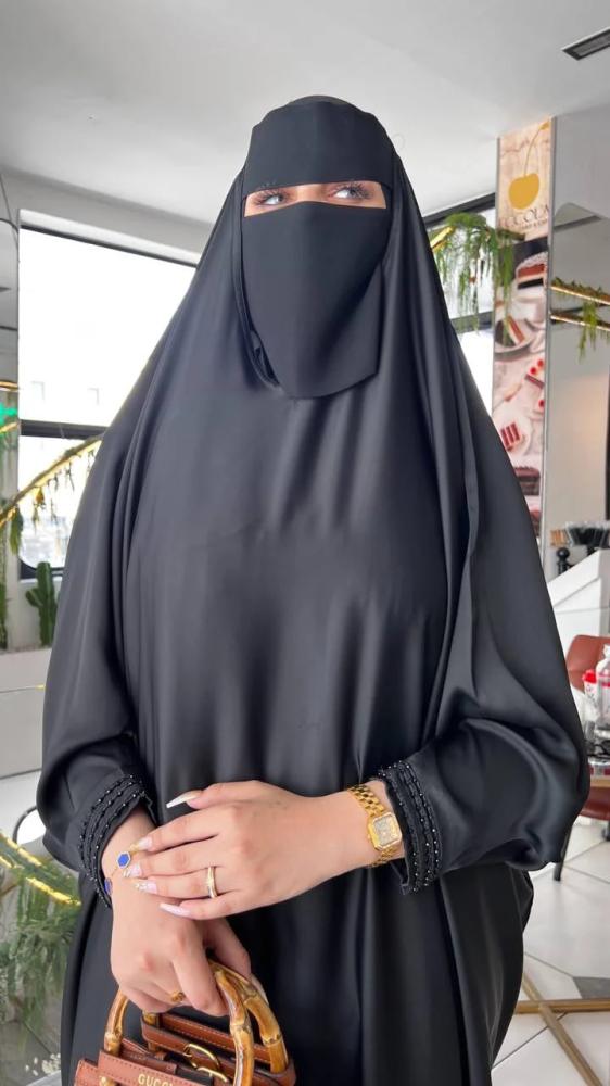 1429 | عباية رأس نص بشت بكم حرير مطرز بكلفة