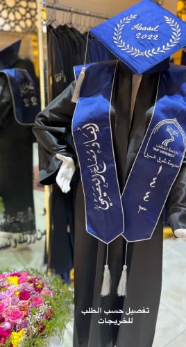 روب تخرج مكون من عبايه سودا وشال ازرق مخطط بالرصاص...