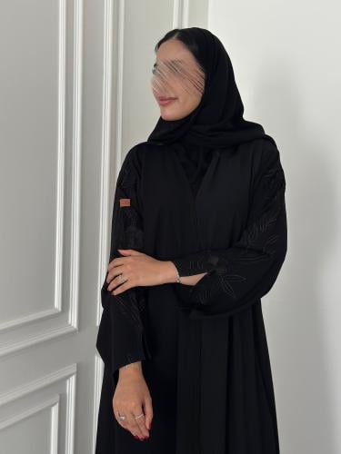 عباية اسود قماش(كريب امريكي) بكمُ تطريز اسود