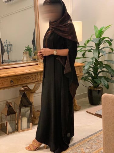 عباية اسود مع شيفون ، فراشه