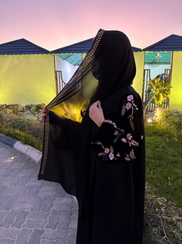 عباية R60 كتان اسود مع اكمام مخمل مطرزه ، مع طرحة مطرزه