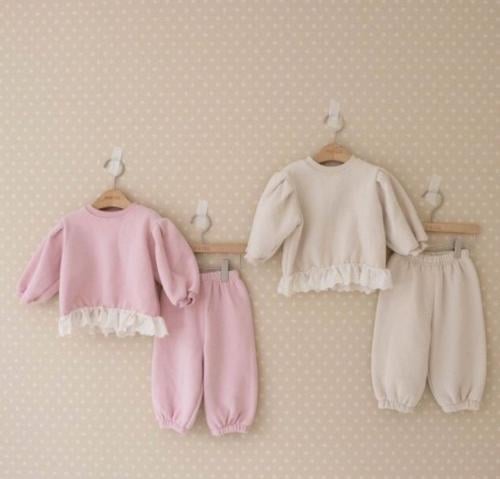 طقم شتوي للبنات بلمسة كشكش ناعمة