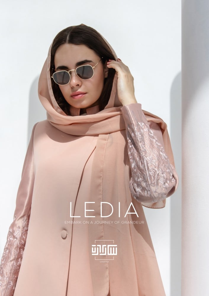 ليديا :  بلايزر انيق مصنوع من الكتان الفاخر واكمام من خامة التفته المطرزه بزهور الخزامى . LEDIA: Embark on a journey of grandeur