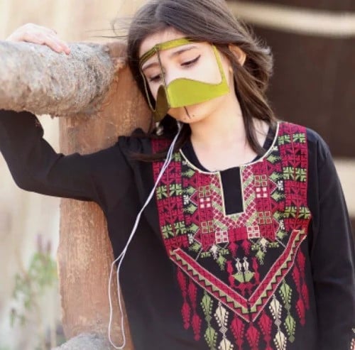 تألّق بأناقة: قبعات وإكسسوارات الرأس التقليدية