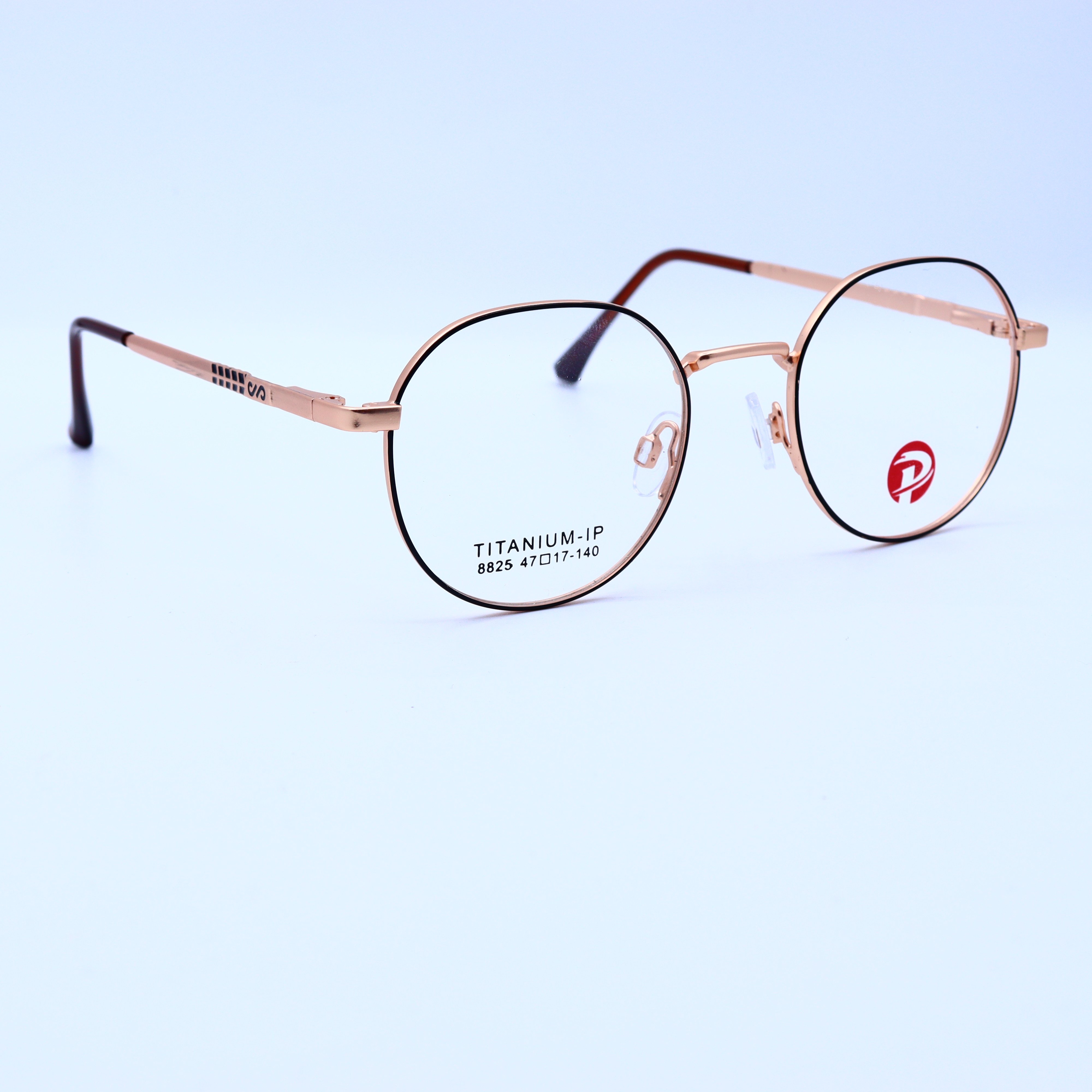 نظارة طبية بمقاسات دقيقة وإطار كلاسيكي