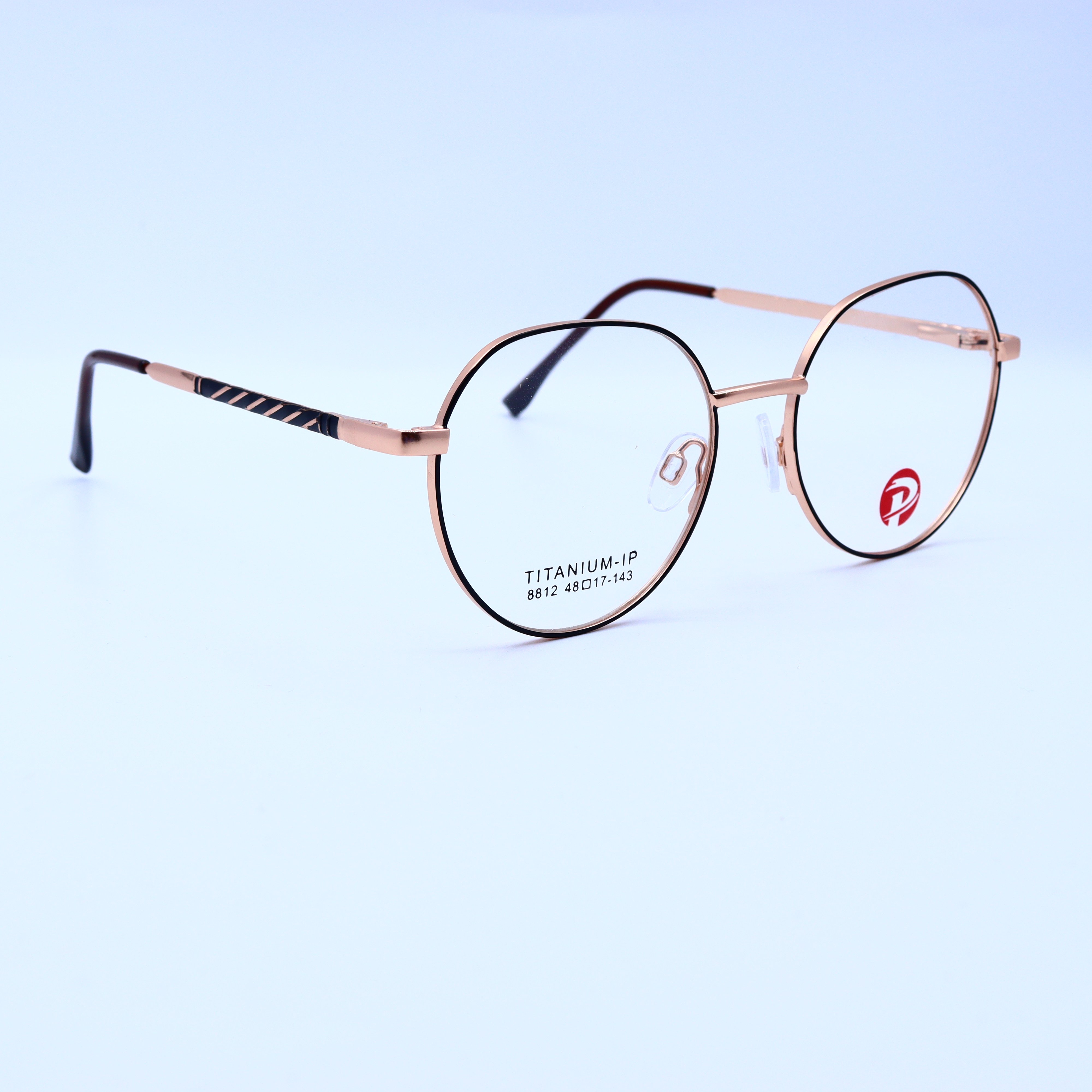 تصميم كلاسيكي لنظارة طبية من التيتانيوم