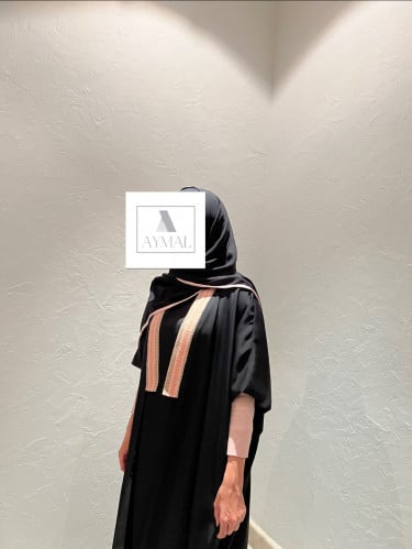 عباية سوداء بأكمام ورديه