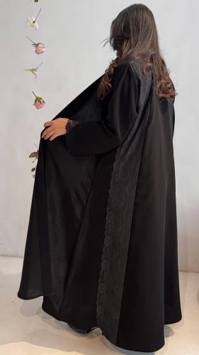 عباية كلوش مع تدخيلات دانتيل طولية من الخلف والكم...