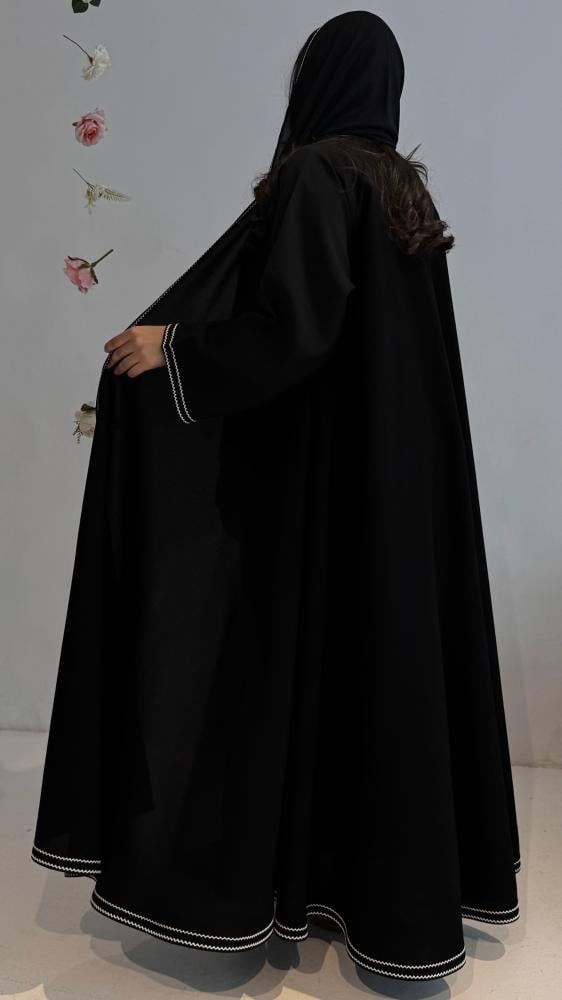 عباية دبل كلوش بتطريز ابيض ناعمة