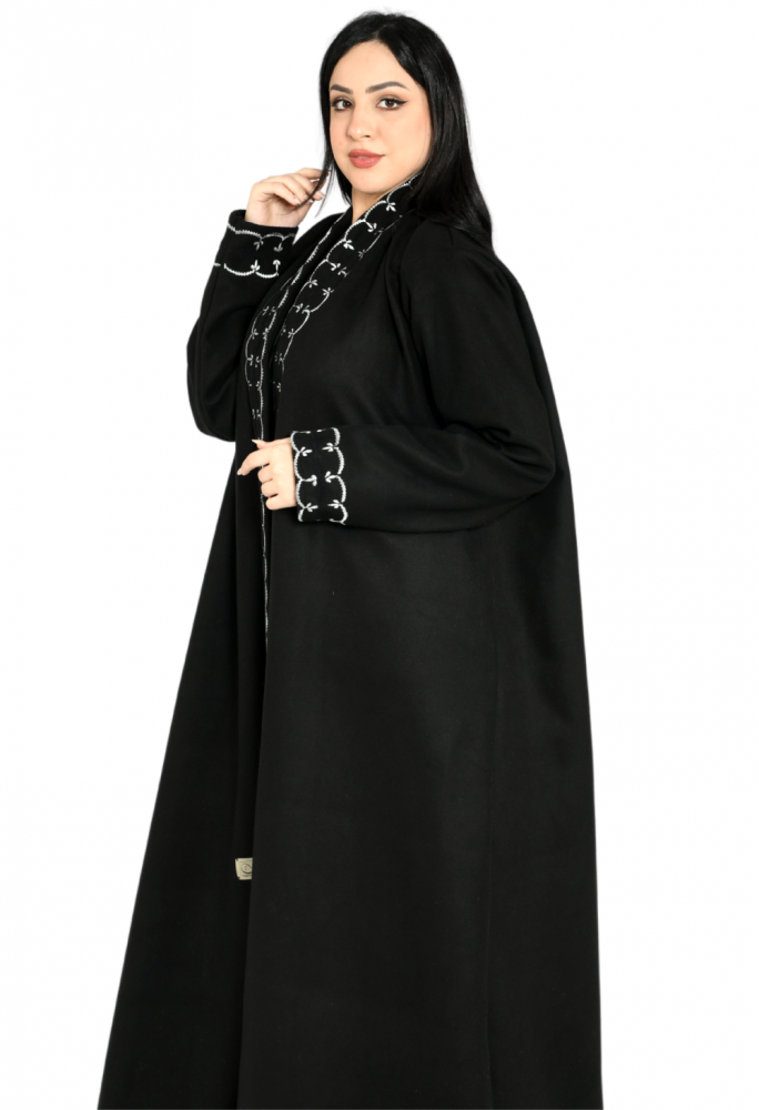 عباية شتوية من الجوخ الكوري بتطريز ابيض