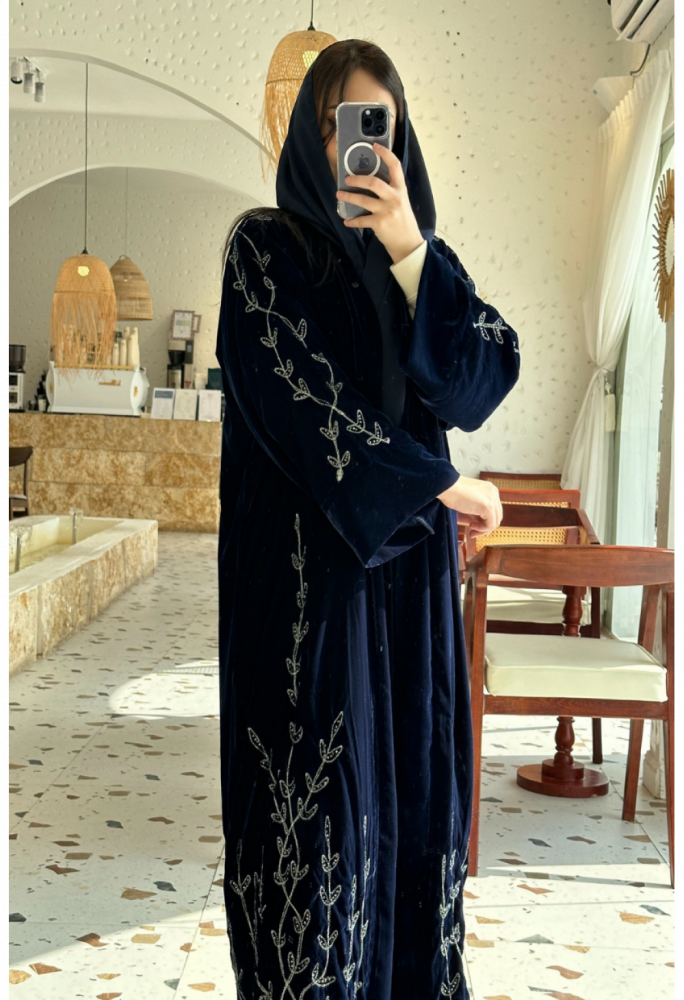 عباية مخمل كحلي مع خيوط التطريز المشجرة