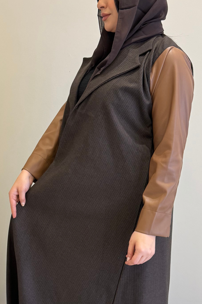 عباية رسمية بقماش الجوخ المقلم مع أكمام جلد بني