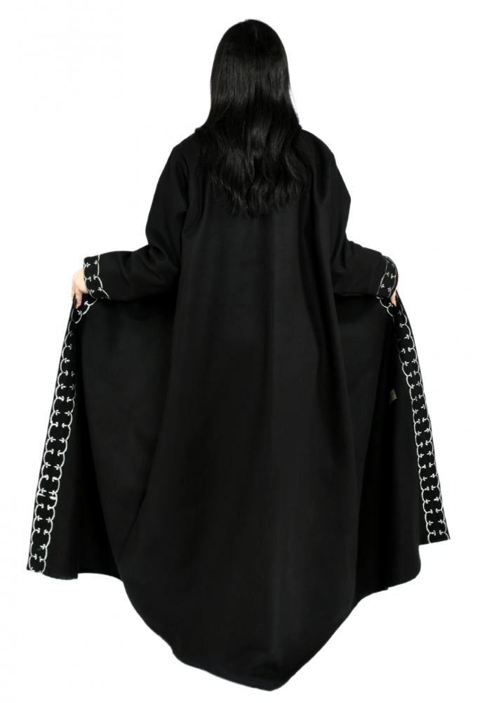 عباية شتوية من الجوخ الكوري بتطريز ابيض