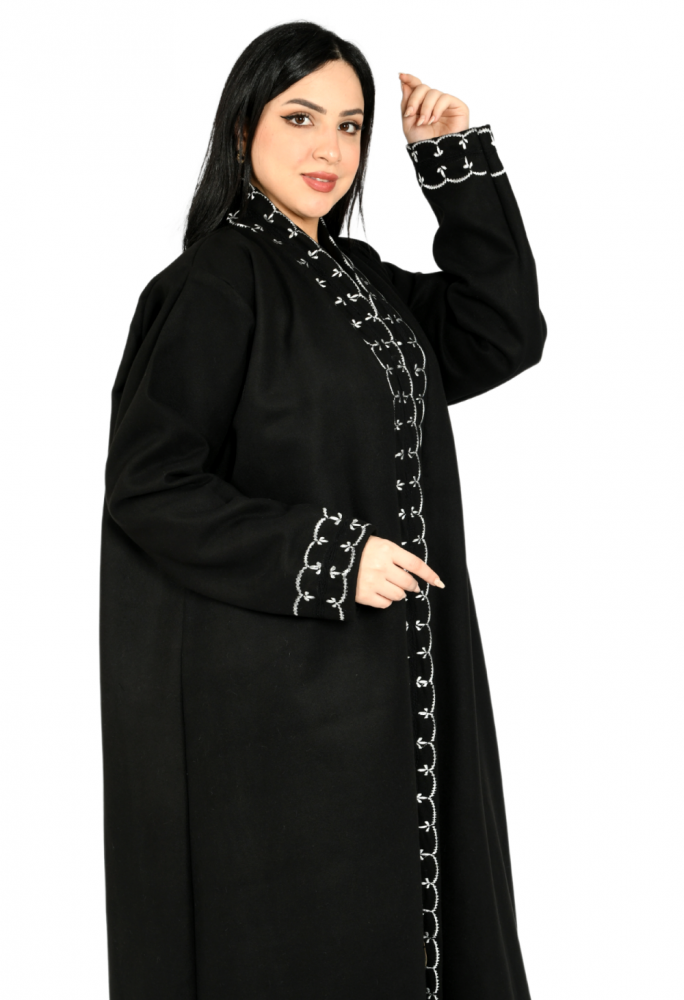 عباية شتوية من الجوخ الكوري بتطريز ابيض