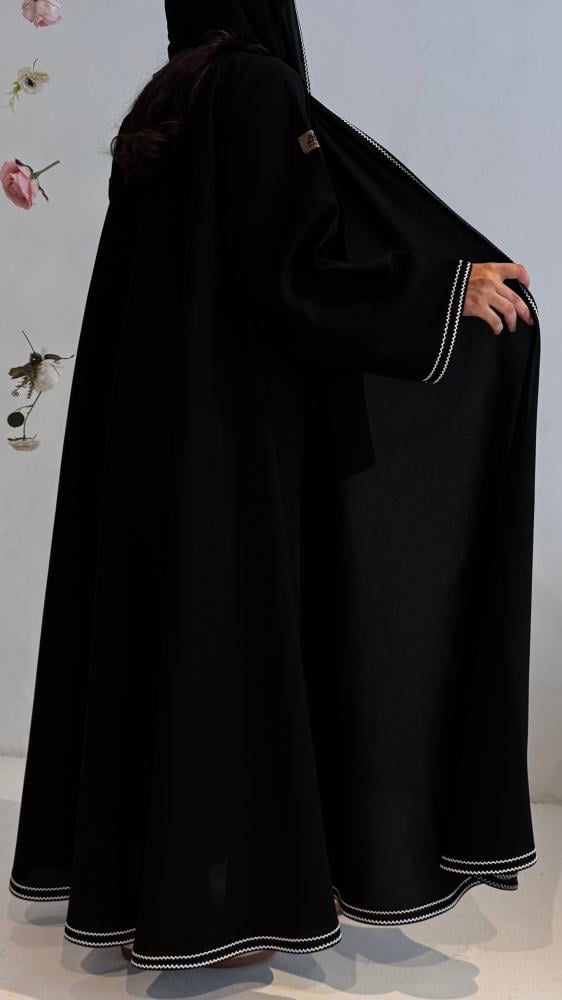 عباية دبل كلوش بتطريز ابيض ناعمة