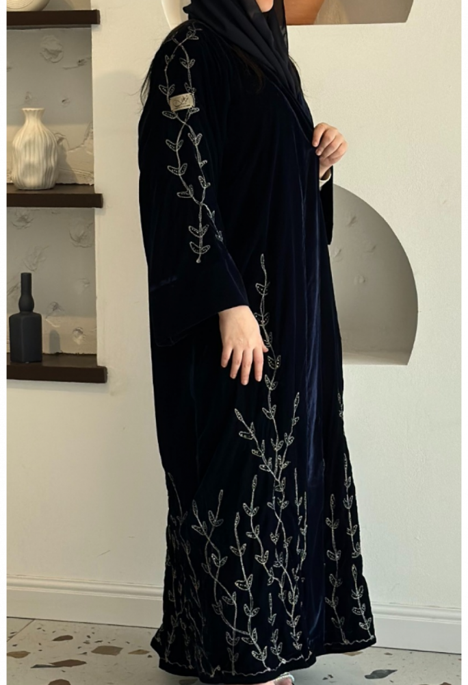 عباية مخمل كحلي مع خيوط التطريز المشجرة