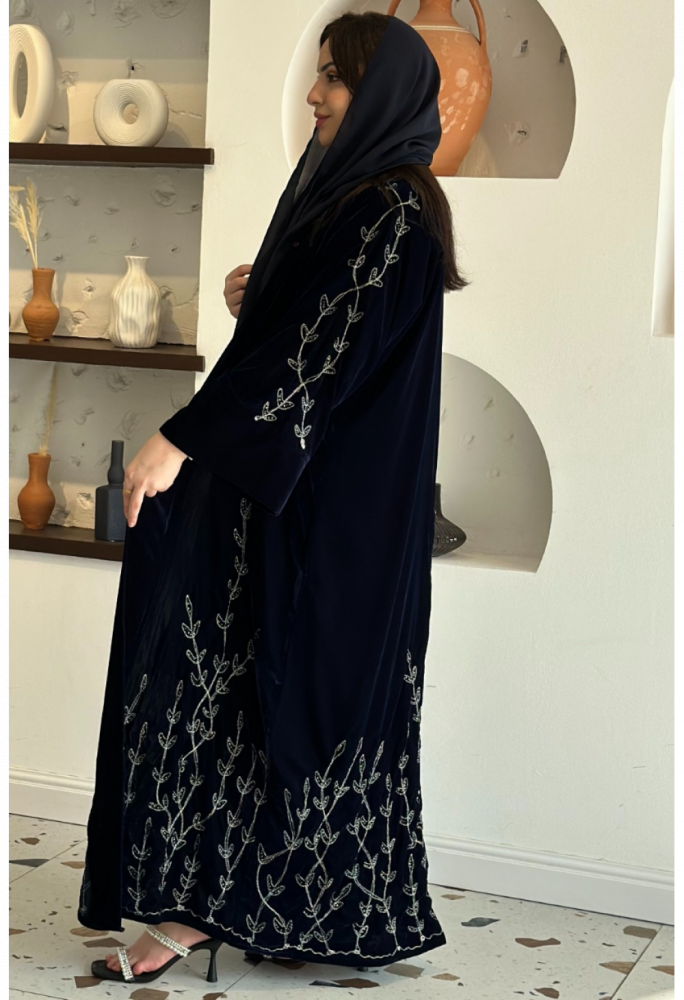 عباية مخمل كحلي مع خيوط التطريز المشجرة