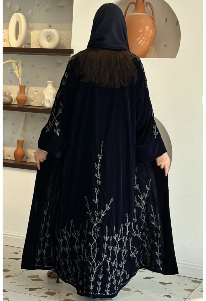 عباية مخمل كحلي مع خيوط التطريز المشجرة