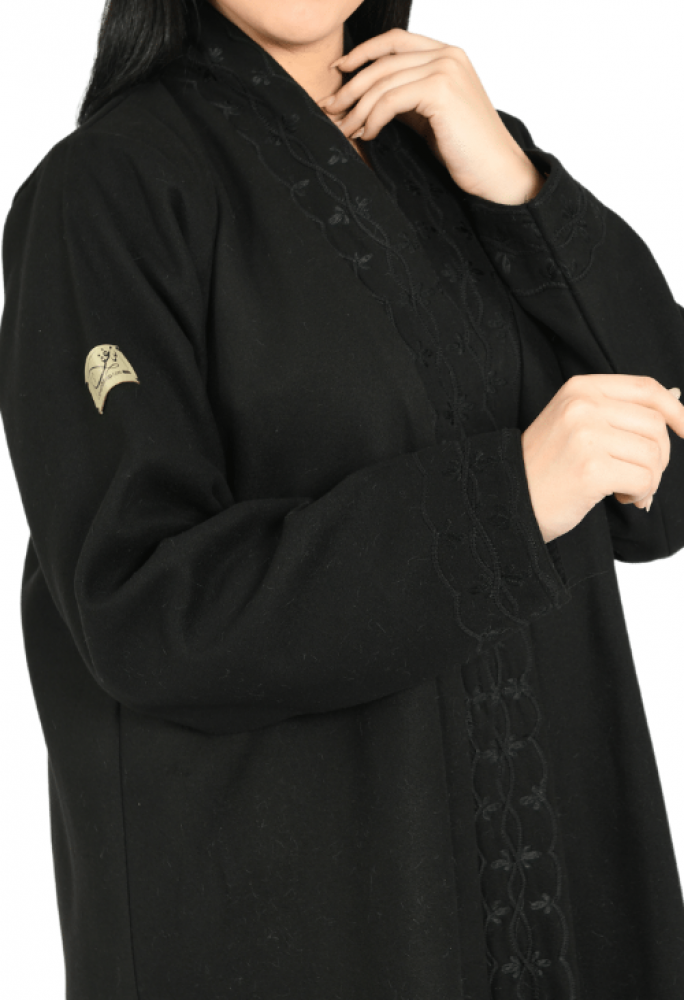 عباية شتوية من الجوخ الكوري بتطريز اسود