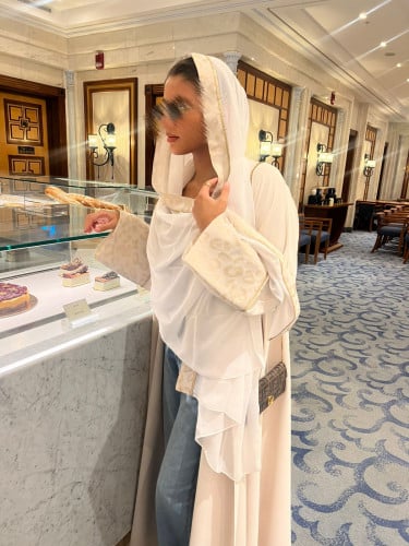 عباية زاهية