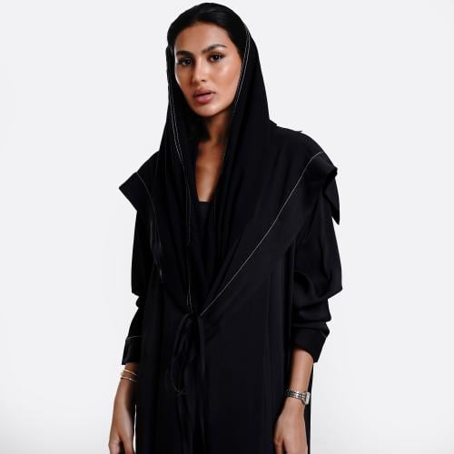 عباية كريب حرير اسود غامق بتطريز ابيض بتصميم مختلف