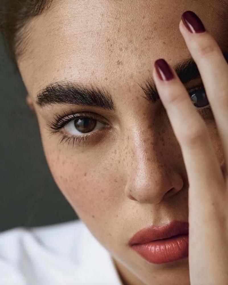 أفضل منتجات لتغذية وتكثيف الحواجب والرموش