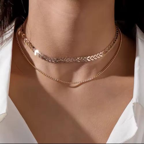 عقد تشوكر مزدوج بلمسة ذهبية فاخرة