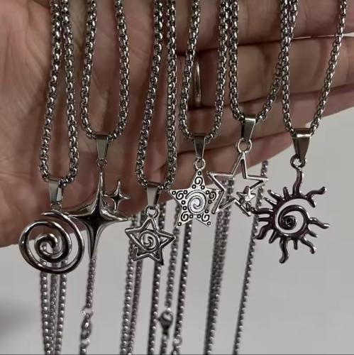 تشكيلة قلادات رمزية معدنية أنيقة