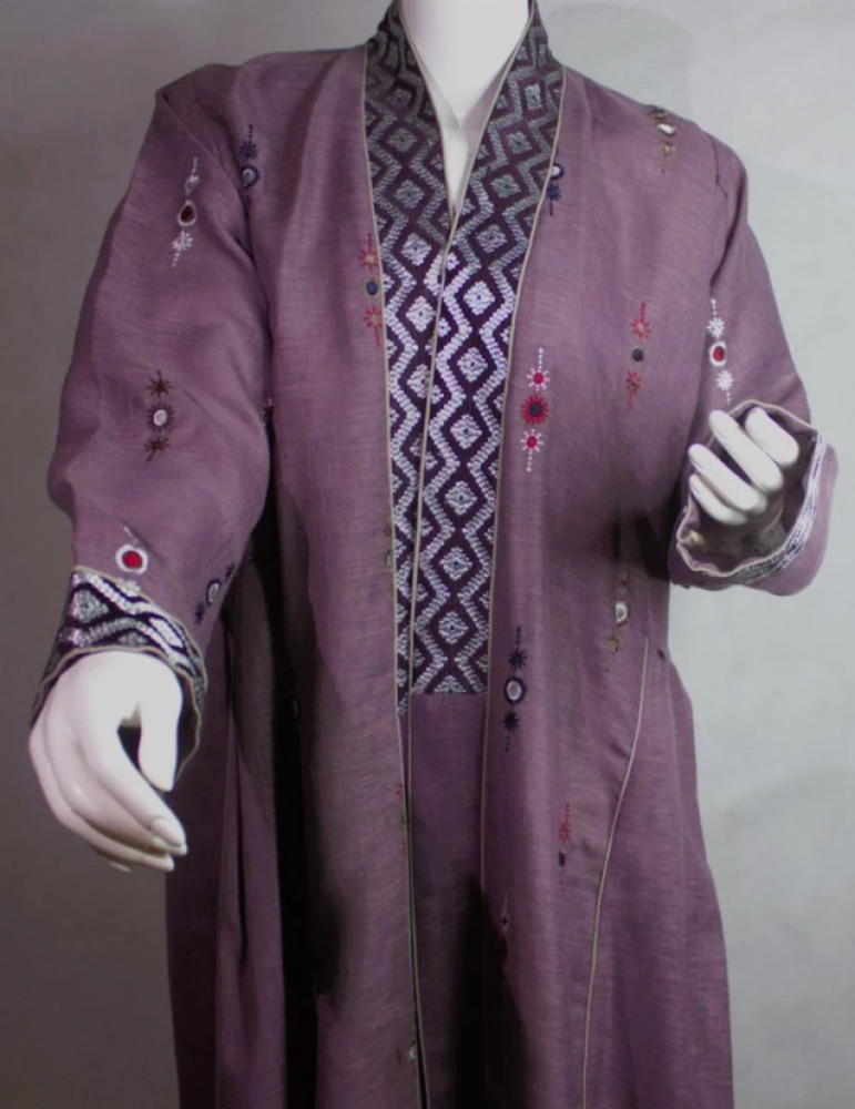 تنسيق العبايات والمشابك معًا: كيف تبرزين أناقتك بأسلوب عصري متكامل