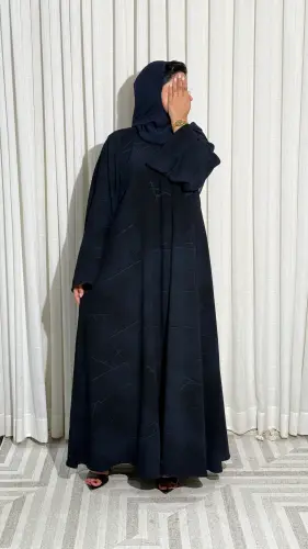 عباية كلوش كريب ملكي بلون كحلي وأسود من مسنار