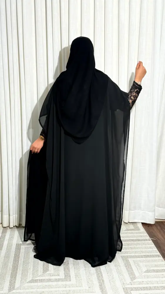 عباية دانتيل ناعمة بتفاصيل محددة على الأكمام والحواف للمناسبات