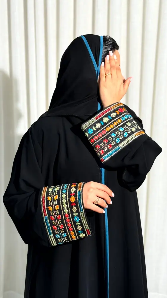 ستايل كامل لعباية سوداء كتان نص كلوش بكلفة بنفسجية