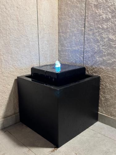 نافورة مربعة بإنارة LED – تصميم عصري للمساحات الخا...
