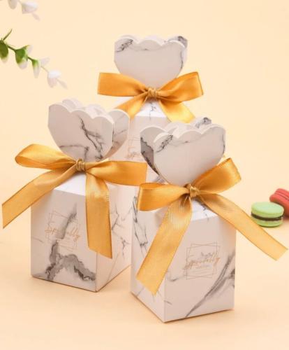 صندوق توزيعات هدايا أنيق بتصميم رخام وزخرفة شرائط...